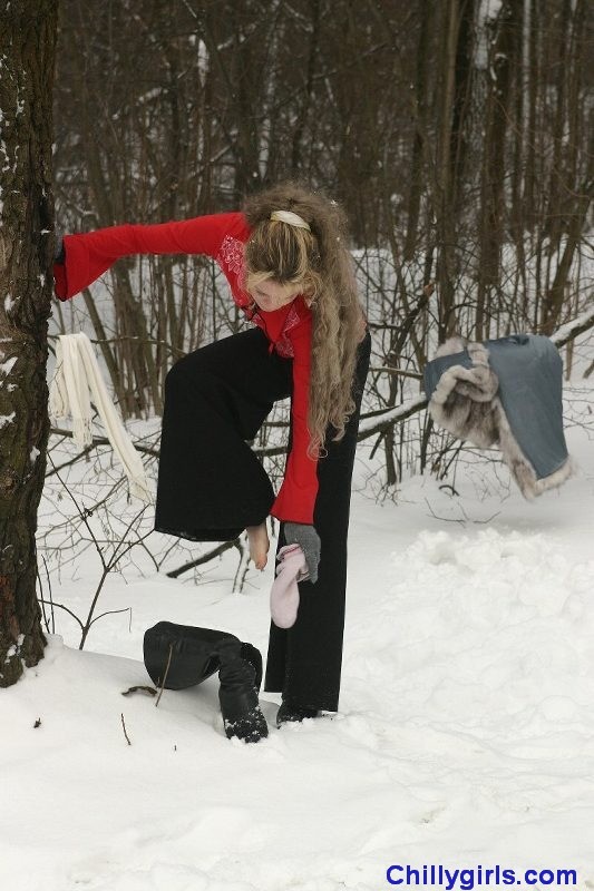 Desnuda chica de invierno descalzo en la nieve
 #73281245