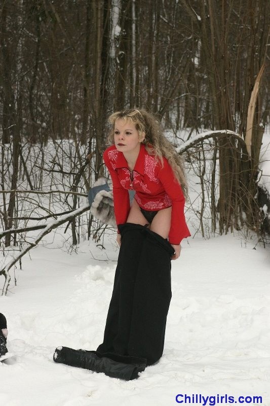 Nacktes Wintermädchen barfuß im Schnee
 #73281252