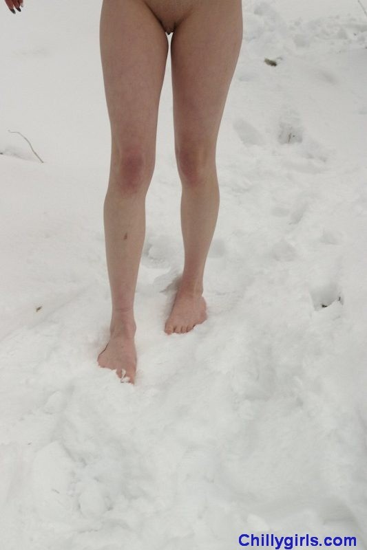 Nacktes Wintermädchen barfuß im Schnee
 #73281302