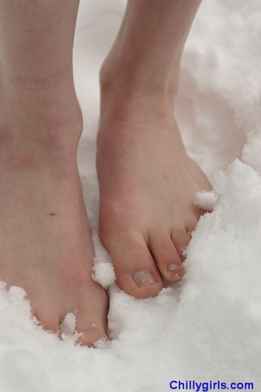Desnuda chica de invierno descalzo en la nieve
 #73281311