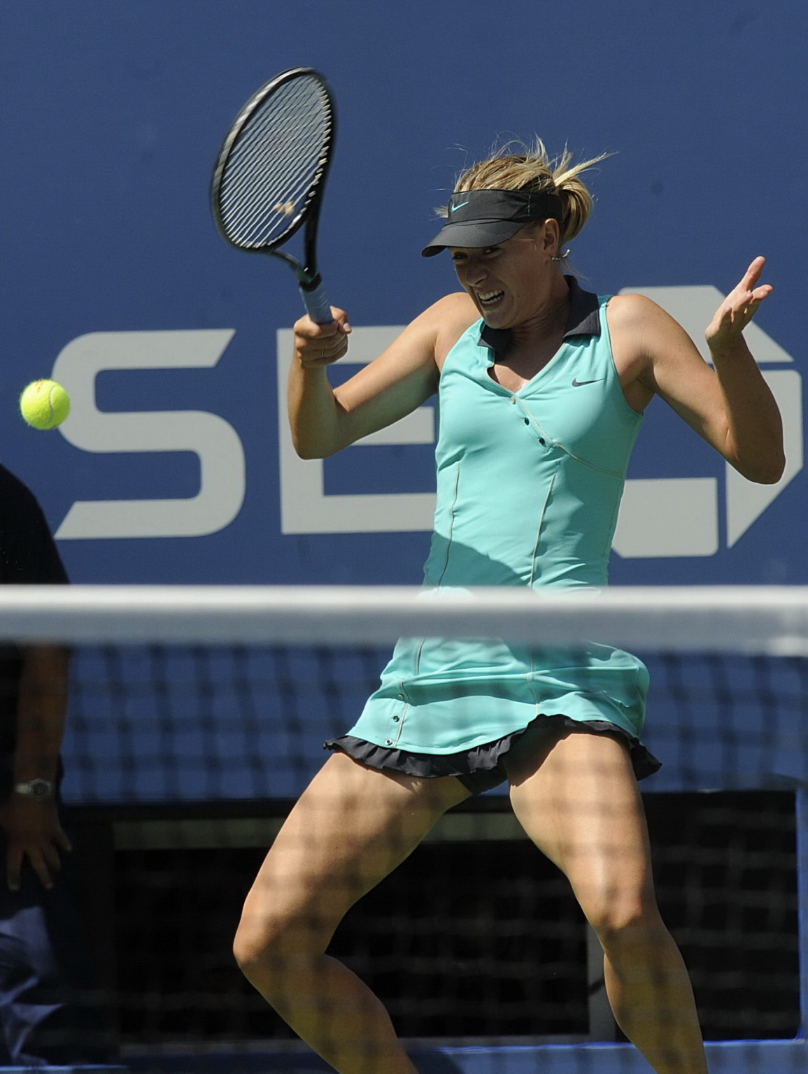 Maria sharapova zeigt ihr höschen bei den us open in flushing meadows in nyc
 #75334441