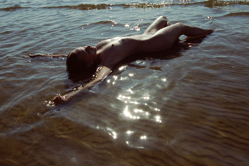 L'eau est agréable sur la peau nue de ces nudistes.
 #72253970