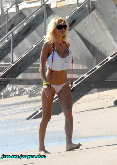 Pamela anderson posant seins nus, en string et en bikini
 #75427634