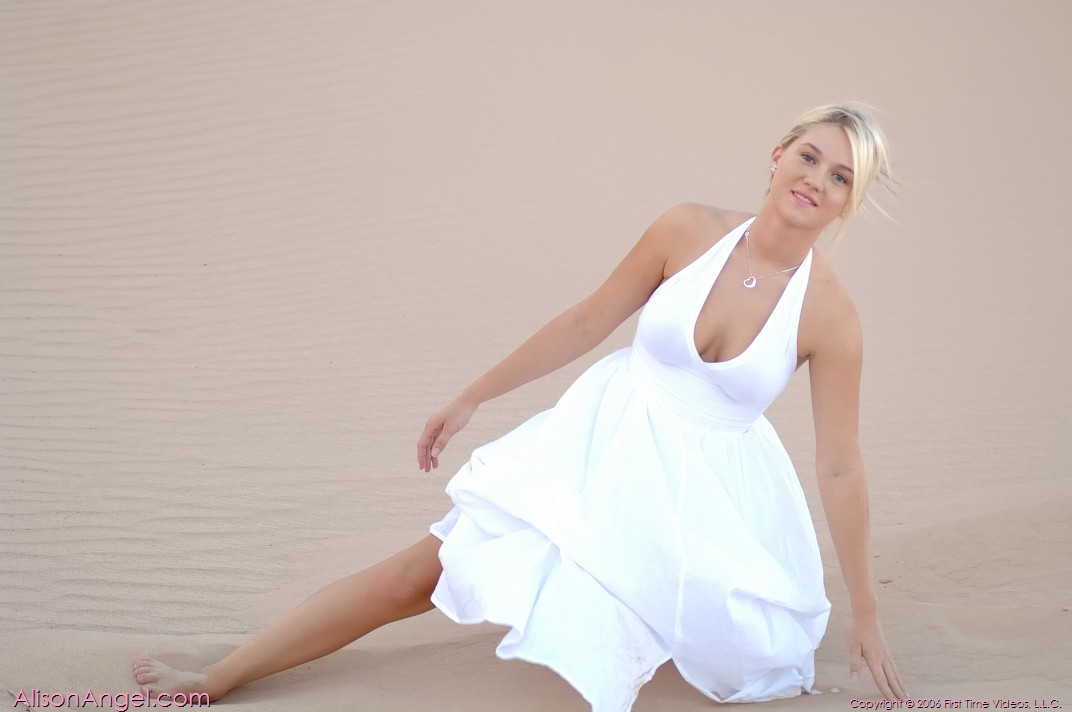 Alison Angel pose dans sa robe blanche sexy
 #68489665