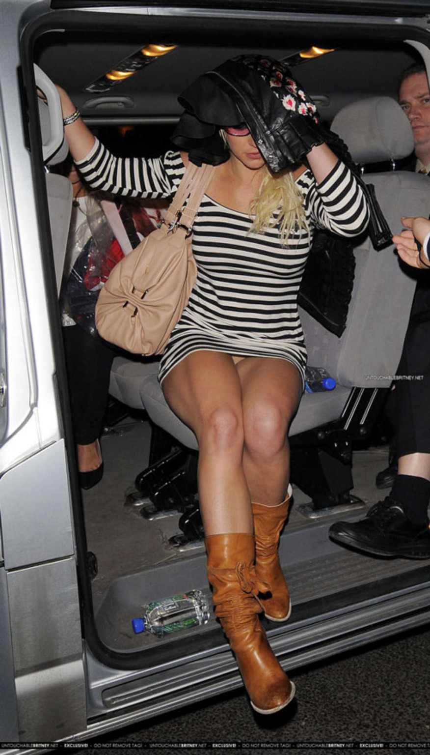 Britney Spears exposing her nice shaved pussy and great ass upskirt paparazzi pi #75392948