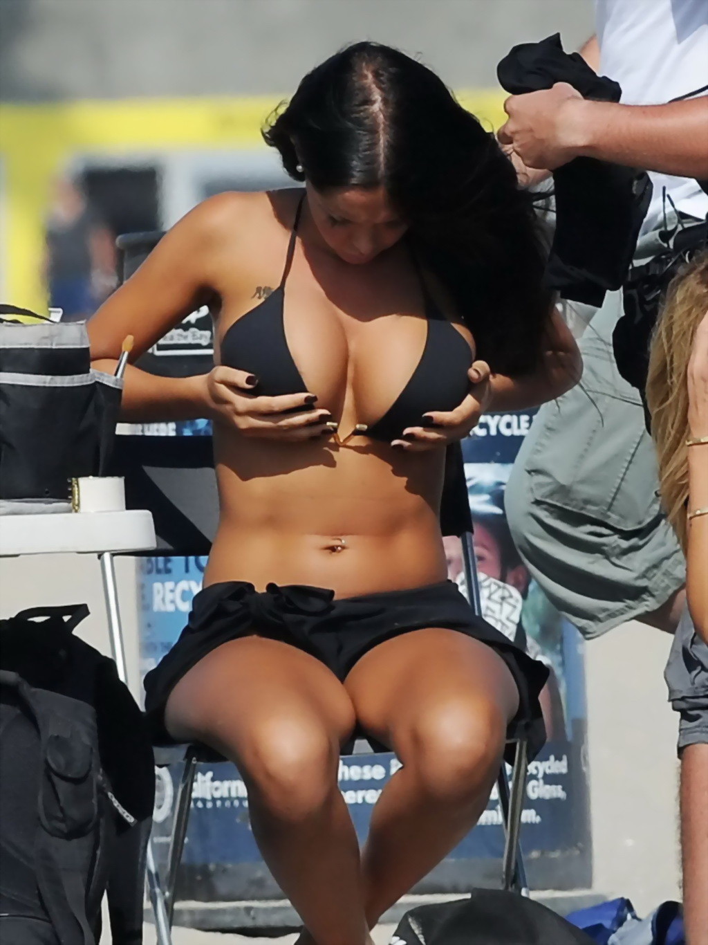 Nabilla Benattia se glisse hors de son bikini noir moulant à la plage de Los Angeles.
 #75221460