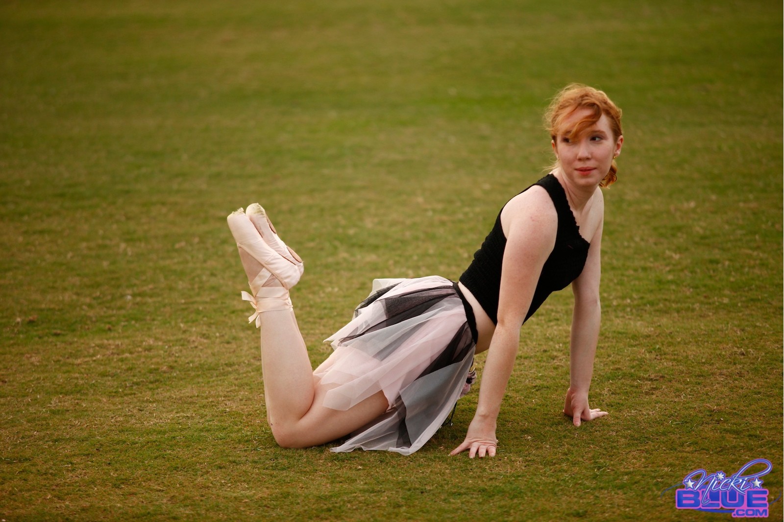 Ich mache Ballett im Gras. auf diesen Fotos sieht man
 #67903992