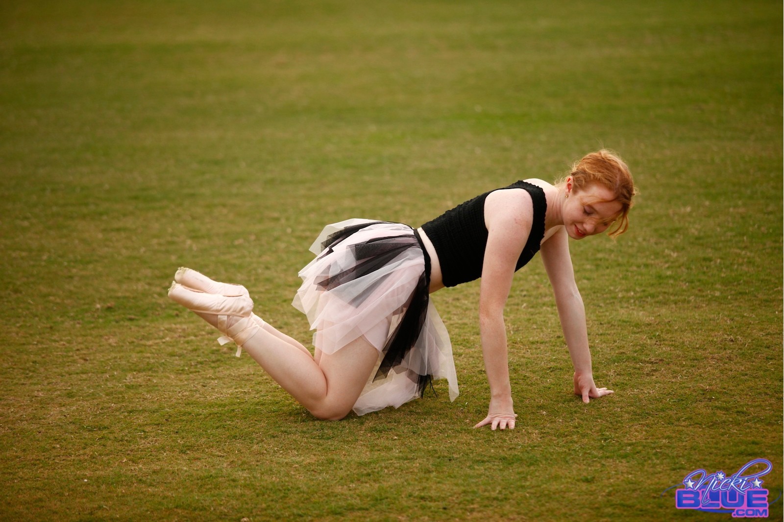 Ich mache Ballett im Gras. auf diesen Fotos sieht man
 #67904001