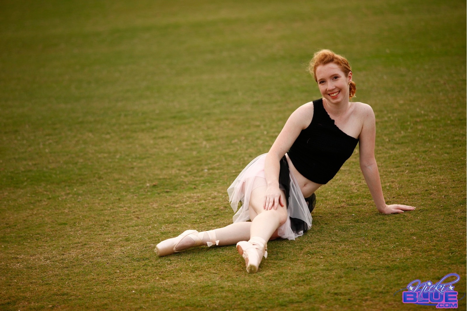 Ich mache Ballett im Gras. auf diesen Fotos sieht man
 #67904025