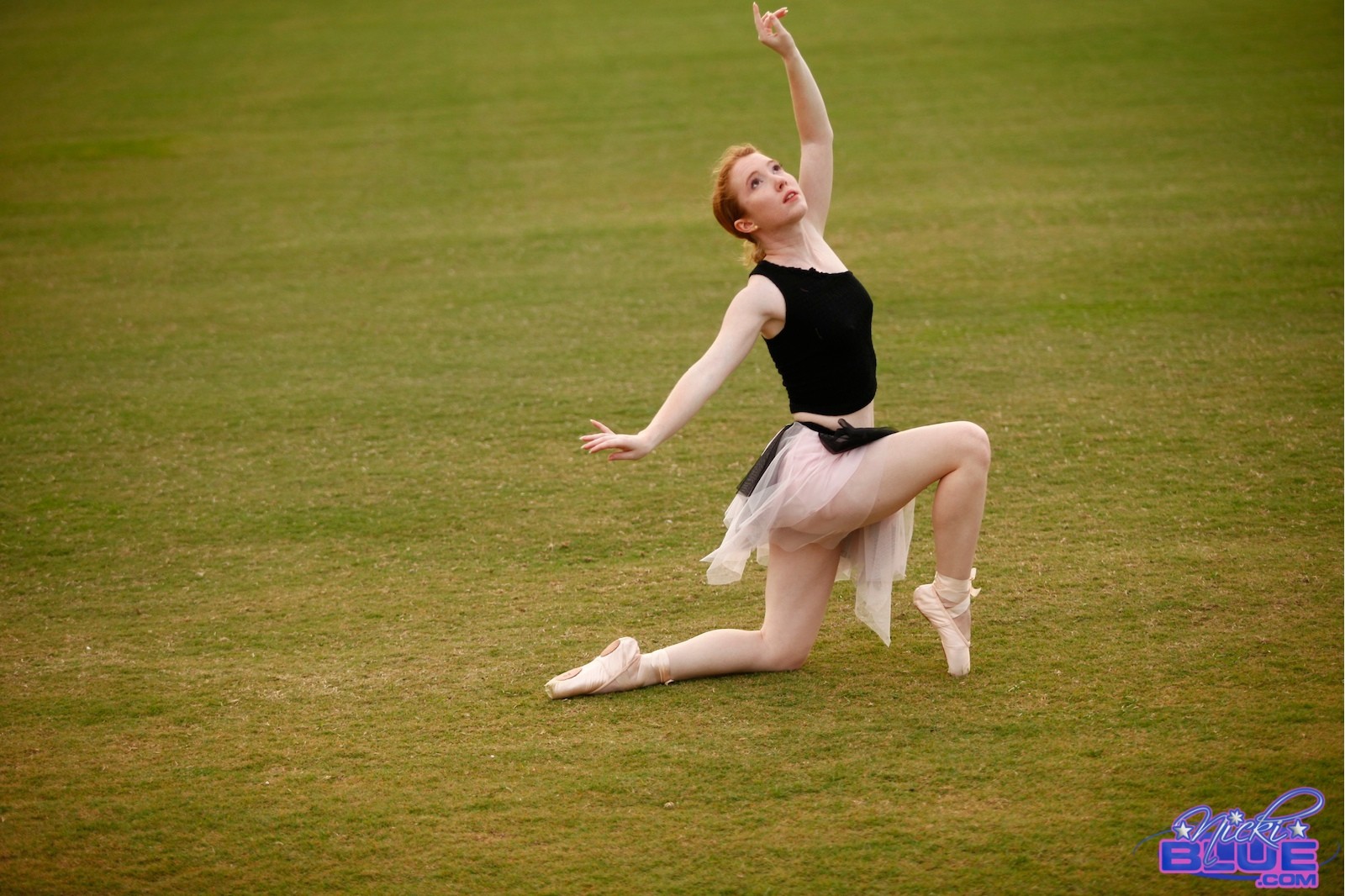 Ich mache Ballett im Gras. auf diesen Fotos sieht man
 #67904067
