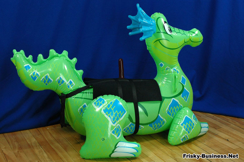Alexxia se lleva un dragón inflable para un paseo
 #73259907