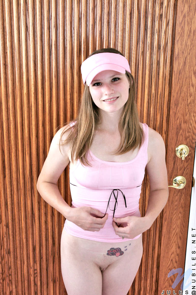 かわいいティーンは、彼女のピンクの下着を脱ぐ
 #78958142