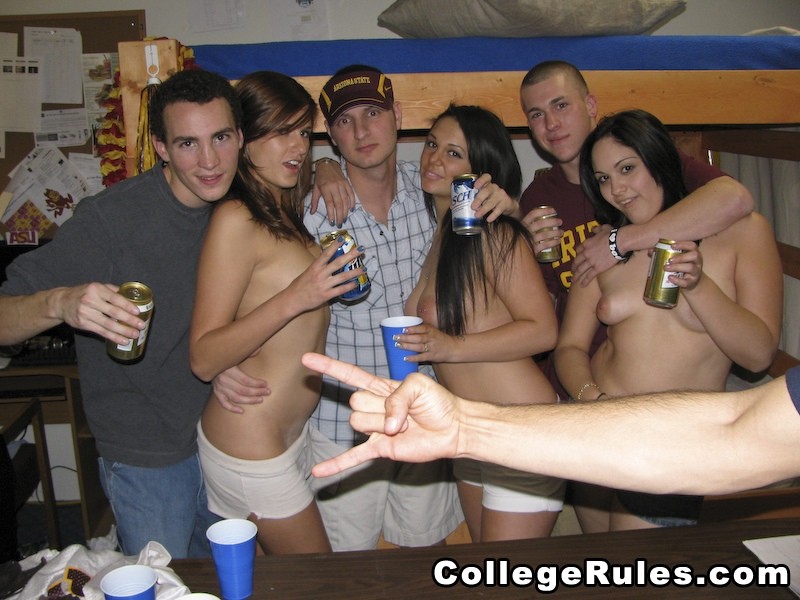 Freche Mädchen genießen Mädchen zu Mädchen Sex auf der College-Party
 #74525329