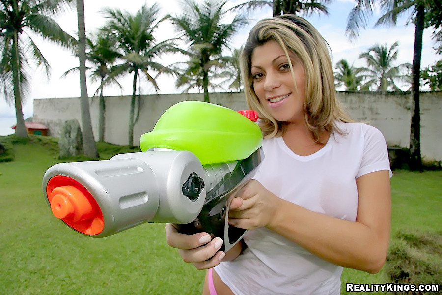 La brasileña de tetas grandes juega en la piscina con su pistola de agua y se pone 
 #71573017