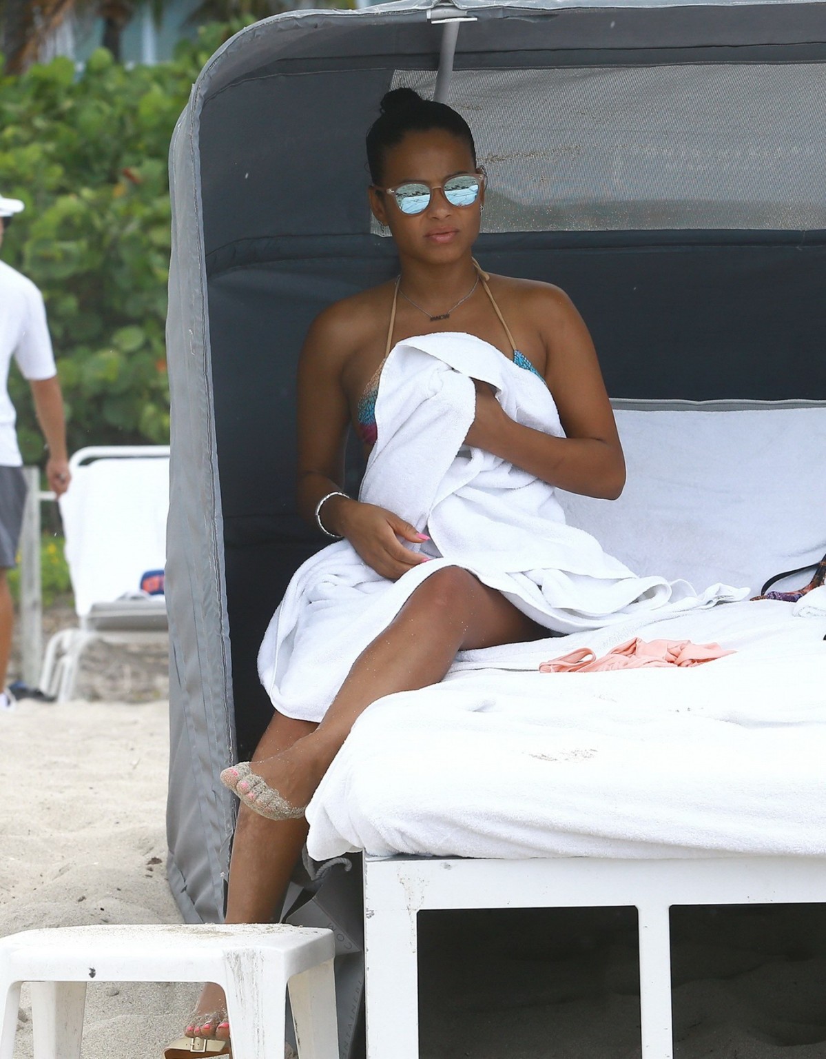 Christina milian mostrando pokies y culo en diminuto bikini de colores en la playa en 
 #75163970