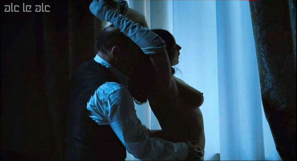 Monica bellucci dévoilant ses énormes seins et faisant l'amour dans un film
 #75342766