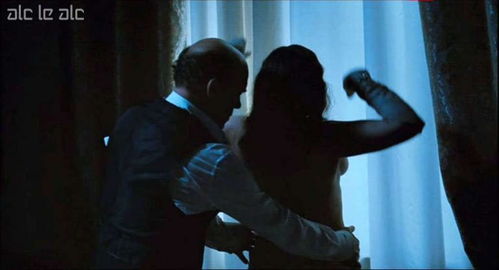 Monica bellucci dévoilant ses énormes seins et faisant l'amour dans un film
 #75342803