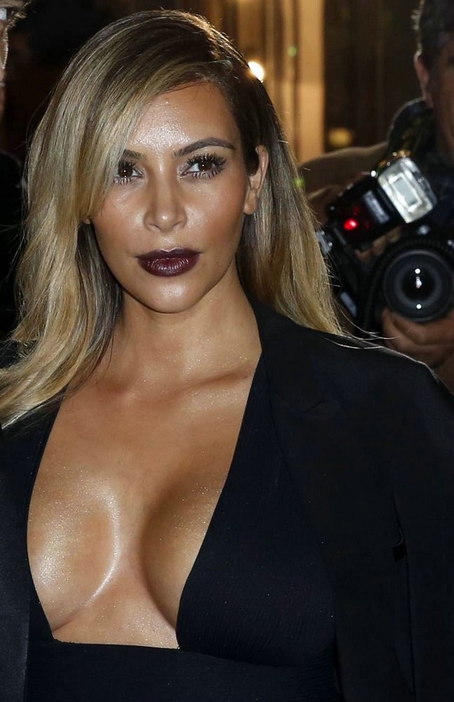 Celebrità Kim Kardashian che espone il suo bikini sexy
 #70113319