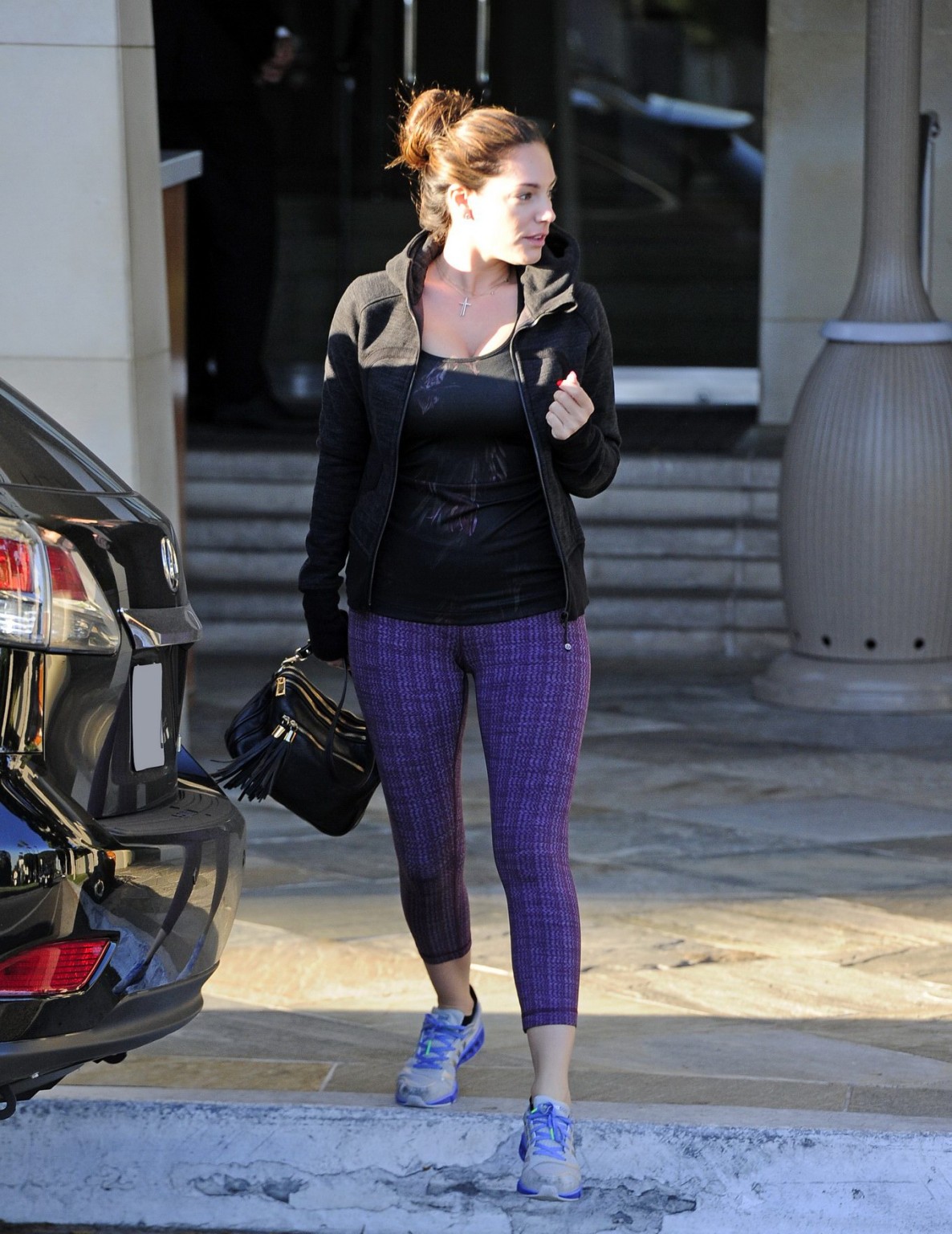 Kelly brook shows ab ihre arsch, ausschnitt und cameltoe wearing ein eng sport outf
 #75215569