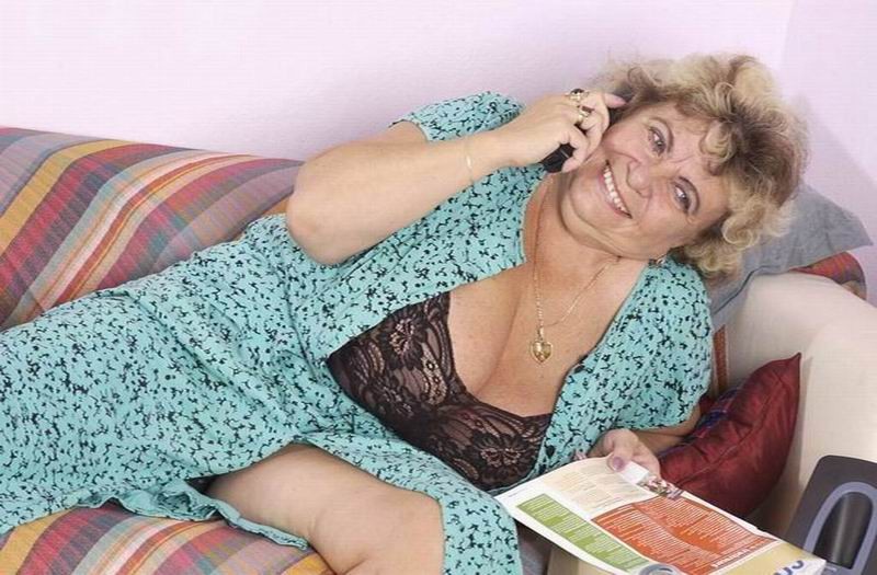 Eine perverse Oma spielt mit ihren riesigen Titten
 #77200457