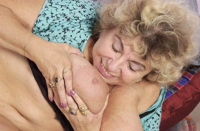 Eine perverse Oma spielt mit ihren riesigen Titten
 #77200493