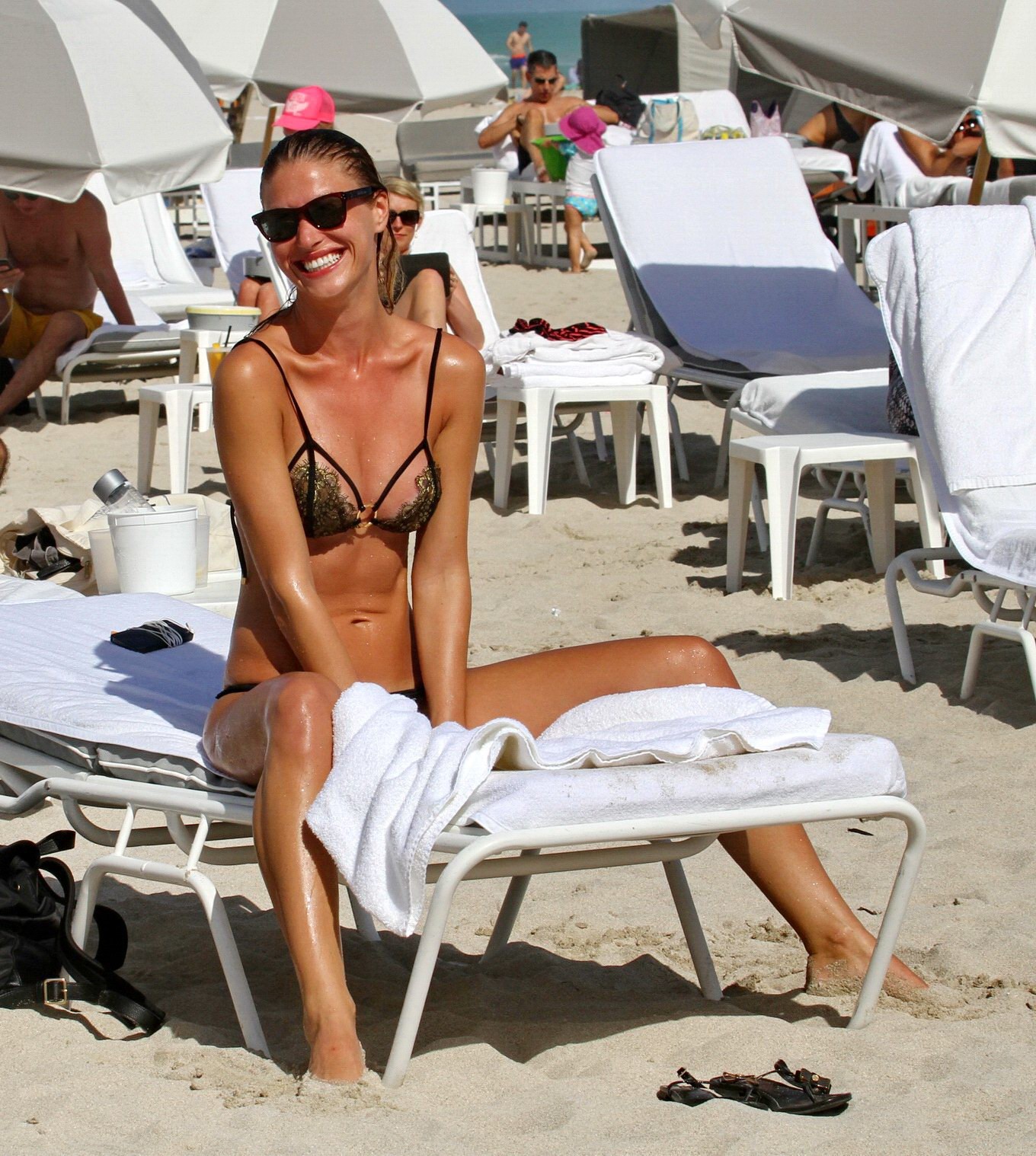Olga kent indossa un bikini striminzito su una spiaggia di miami
 #75207560