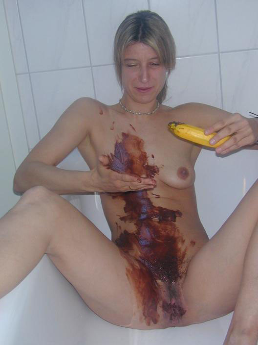 Mamá de chocolate pervertida en la bañera
 #73293025