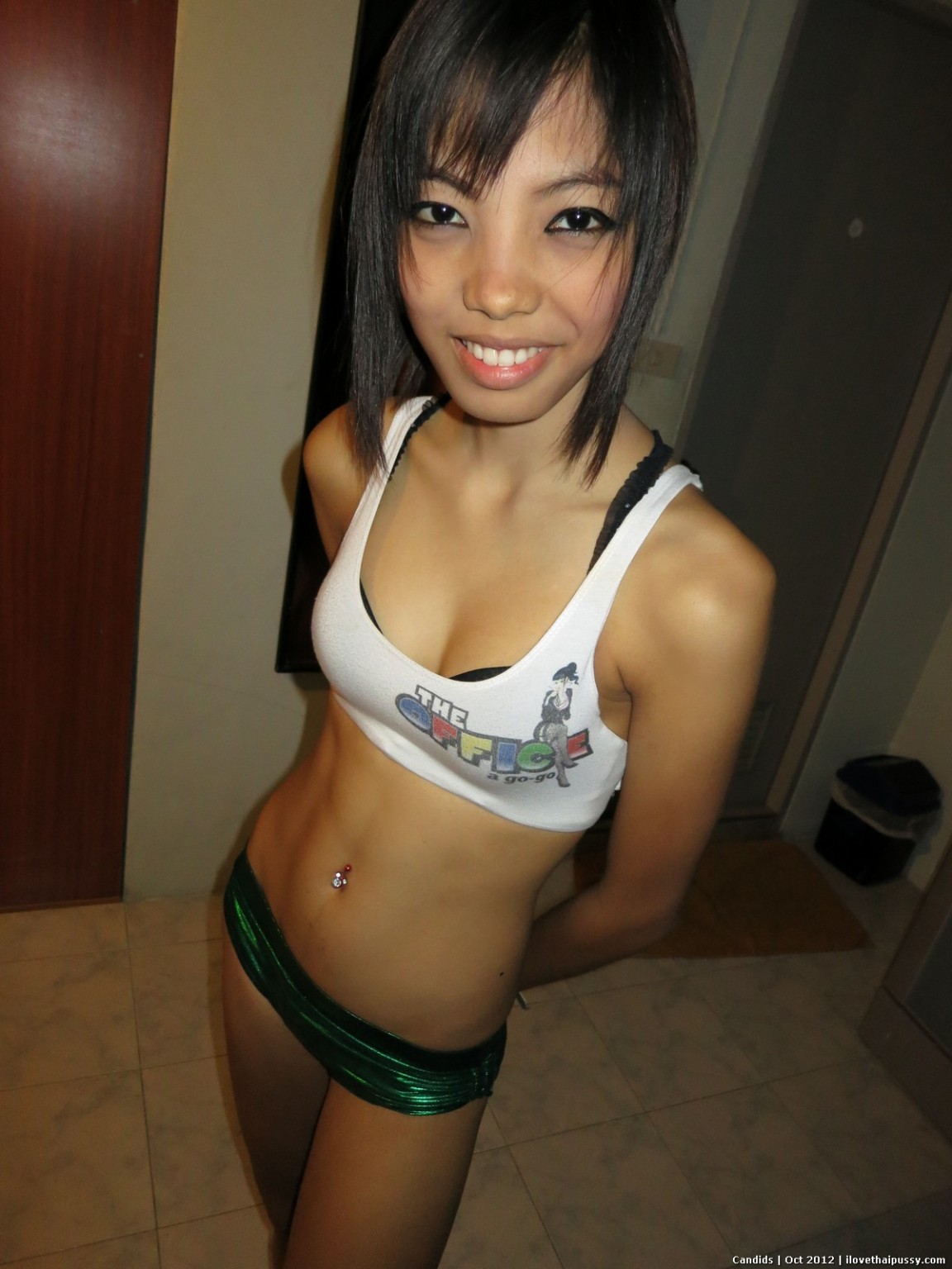Jeune asiatique chaude, prostituée de rue, exposant son petit cul thaïlandais.
 #67671424
