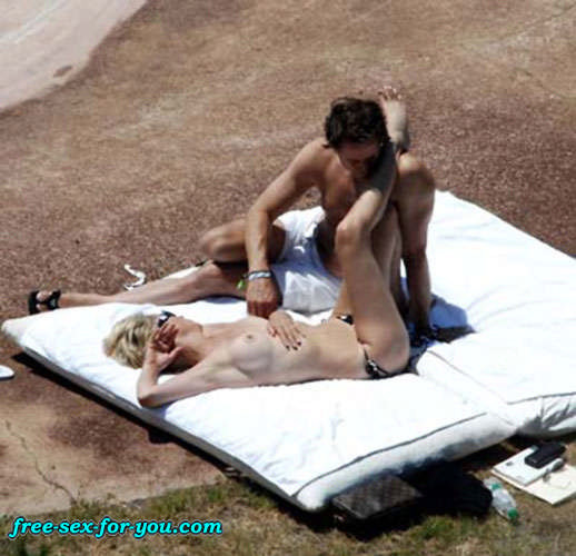 Sharon Stein zeigt kahle Muschi und posiert oben ohne am Strand
 #75433458