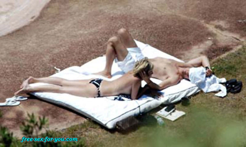 Sharon Stein zeigt kahle Muschi und posiert oben ohne am Strand
 #75433470