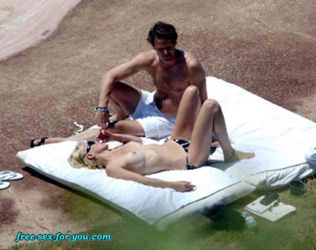 Sharon Stein zeigt kahle Muschi und posiert oben ohne am Strand
 #75433475