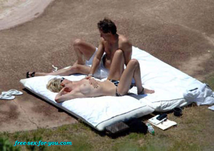 Sharon Stein zeigt kahle Muschi und posiert oben ohne am Strand
 #75433485