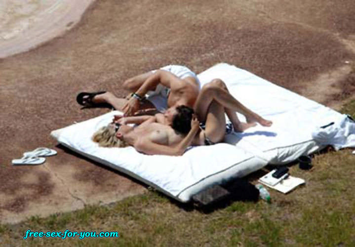 Sharon stone mostra figa calva e posa in topless sulla spiaggia
 #75433494