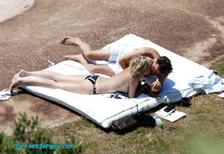 Sharon Stein zeigt kahle Muschi und posiert oben ohne am Strand
 #75433505
