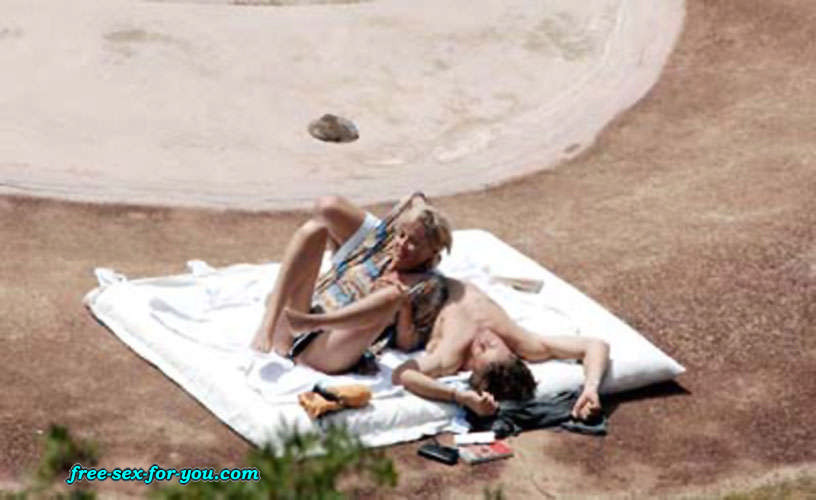 Sharon stone montre sa chatte chauve et pose seins nus sur la plage
 #75433516