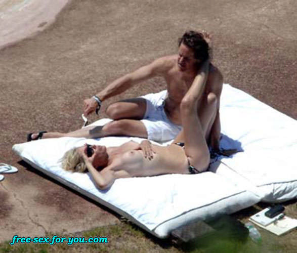 Sharon stone montre sa chatte chauve et pose seins nus sur la plage
 #75433541