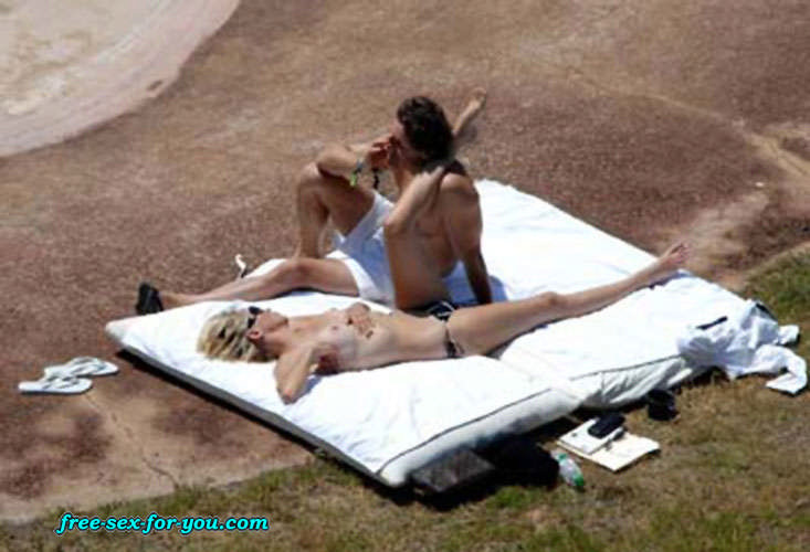 Sharon Stein zeigt kahle Muschi und posiert oben ohne am Strand
 #75433560