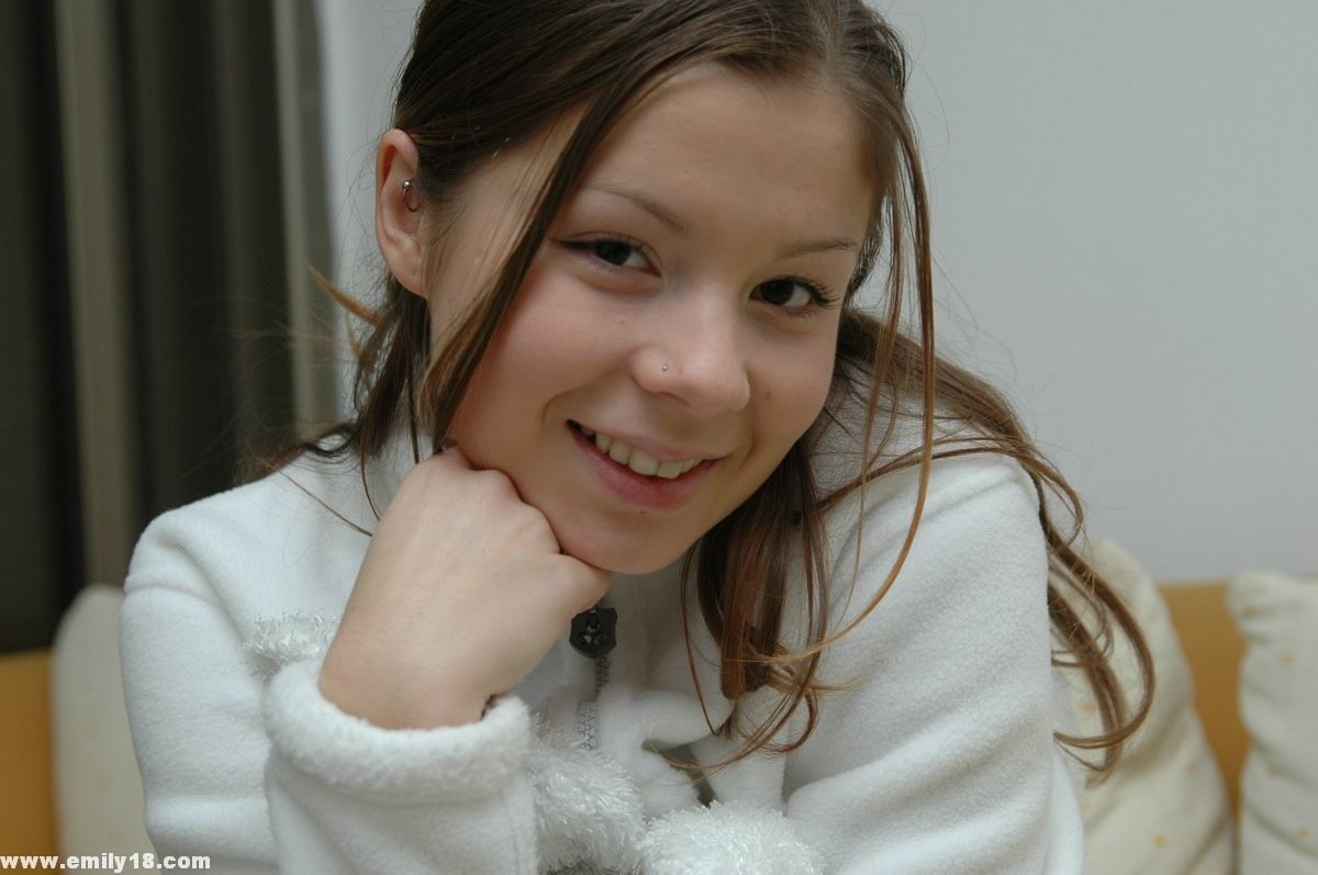 Emily in einem blakc und weißen engen Hosen
 #67358787