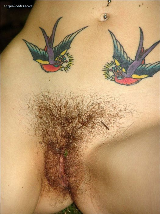 Nue poilue tatouée étirant son corps mince en plein air dans la forêt
 #77317985