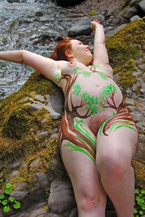 Nudiste enceinte, ventre rond, corps peint en plein air dans la forêt
 #75563184