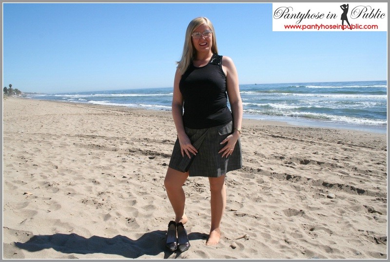 Donna amatoriale in posa in collant sulla spiaggia
 #72316081