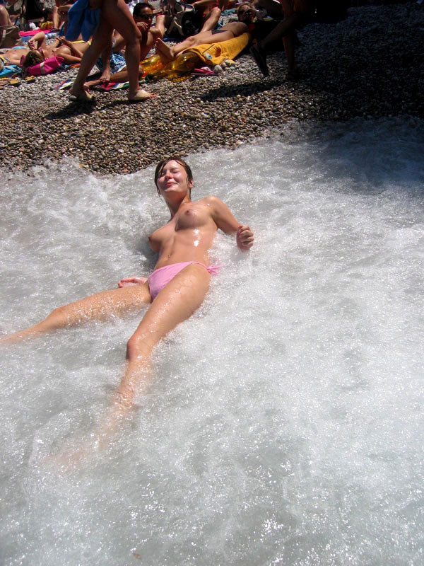 Ragazza amatoriale nuda sulla spiaggia immagini hollidays
 #77703706
