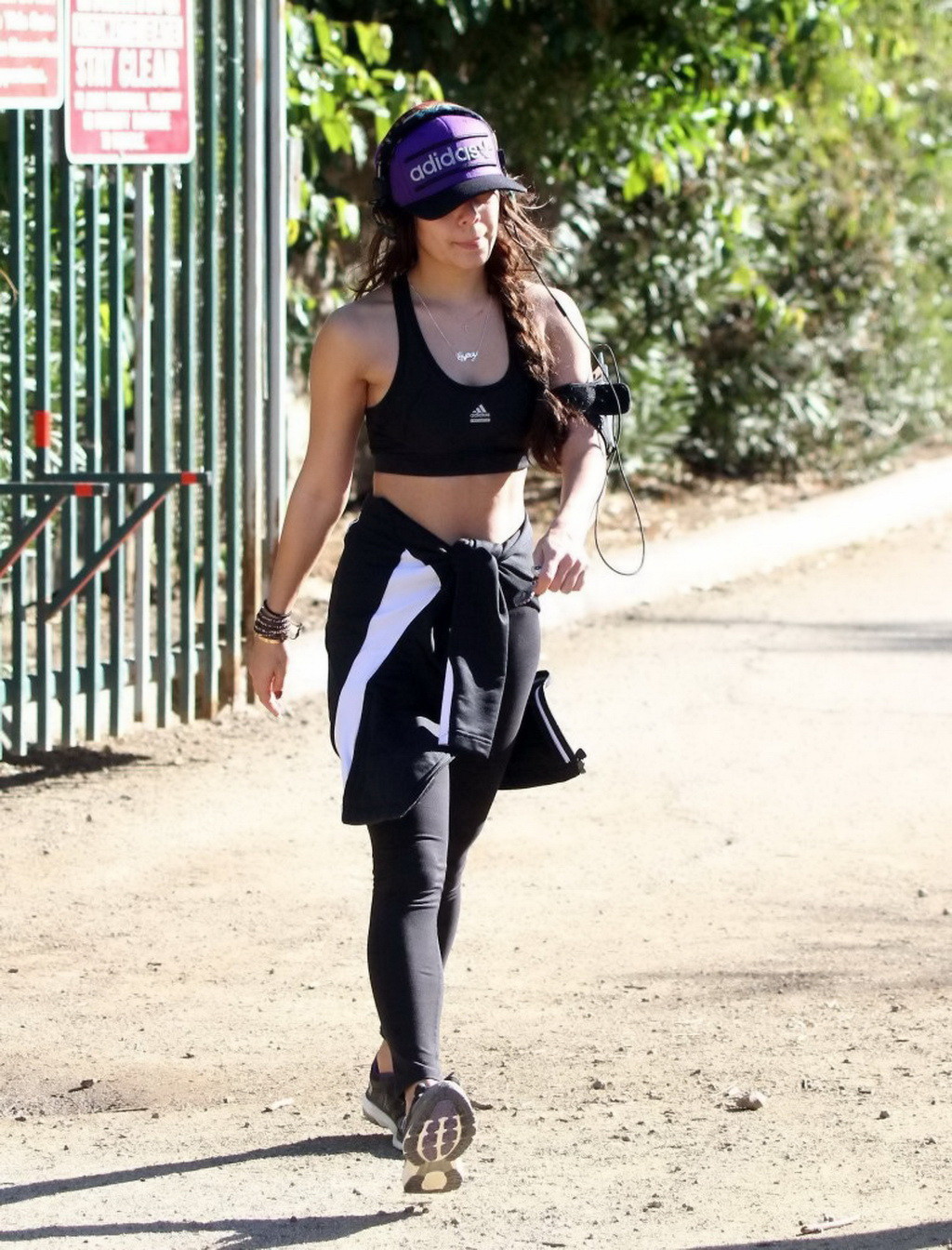 Vanessa hudgens en soutien-gorge et collants de sport lors d'une randonnée dans le Runyon Canyon à Los Angeles.
 #75209334