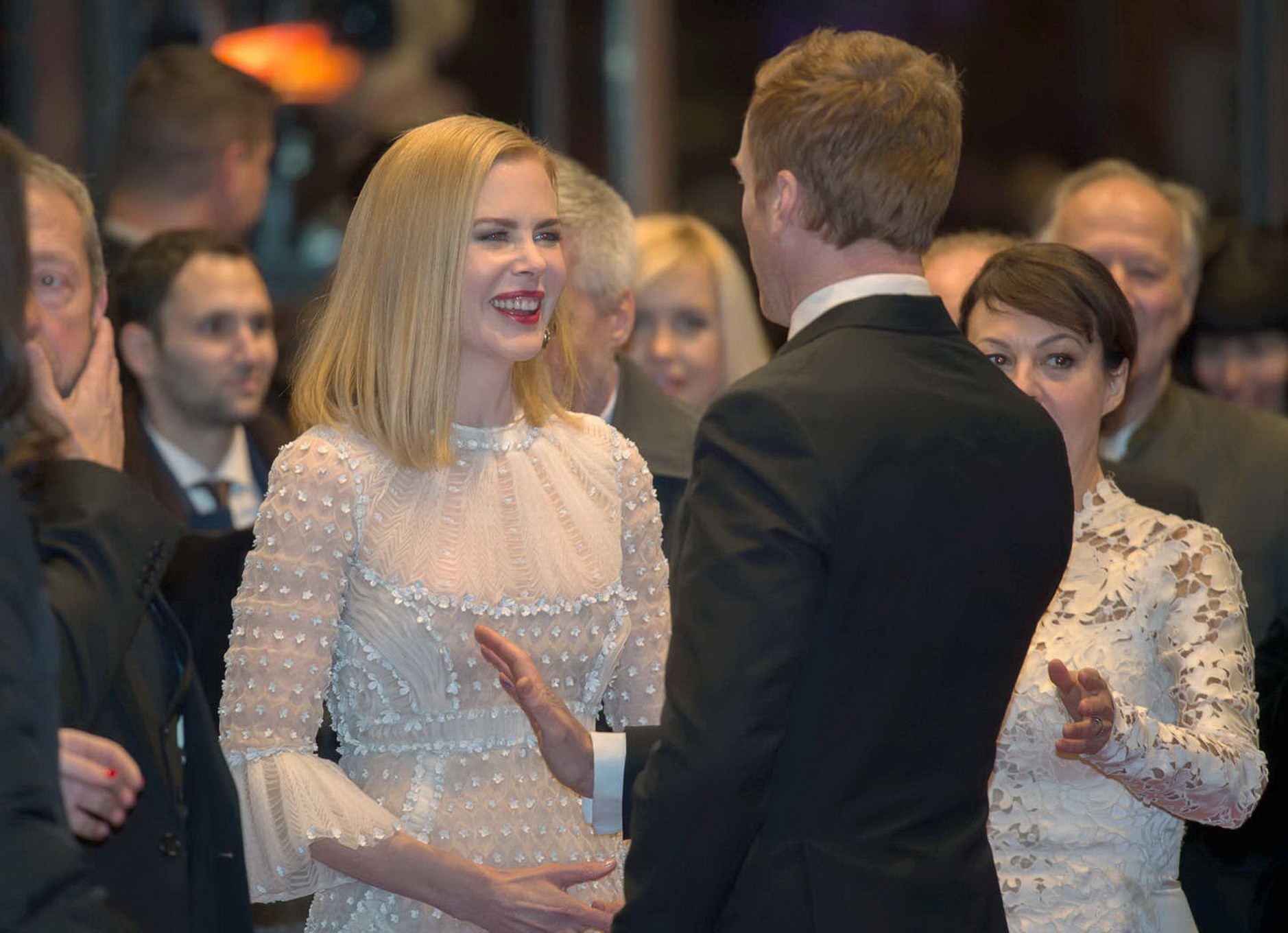Nicole Kidman trägt einen bizarren weißen Seethru-Spitzenkittel bei der Königin der Wüste Pre
 #75173301