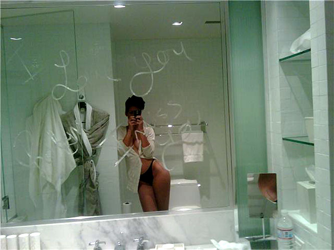 Rihanna mostrando sus estupendas tetas y su coño y culo en la última pi privada robada
 #75396208