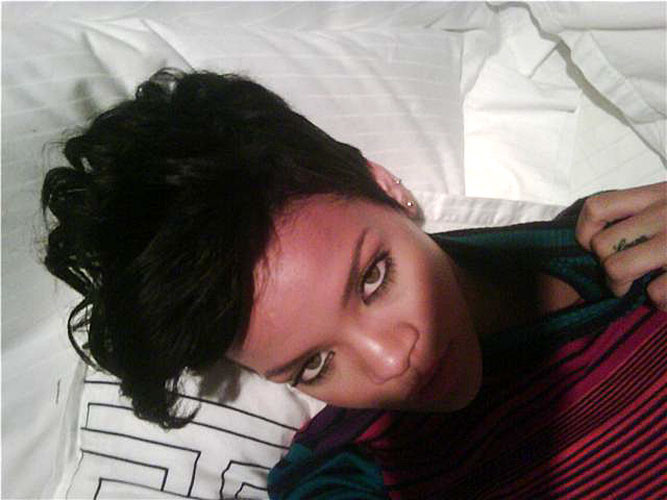 Rihanna mostrando sus estupendas tetas y su coño y culo en la última pi privada robada
 #75396211