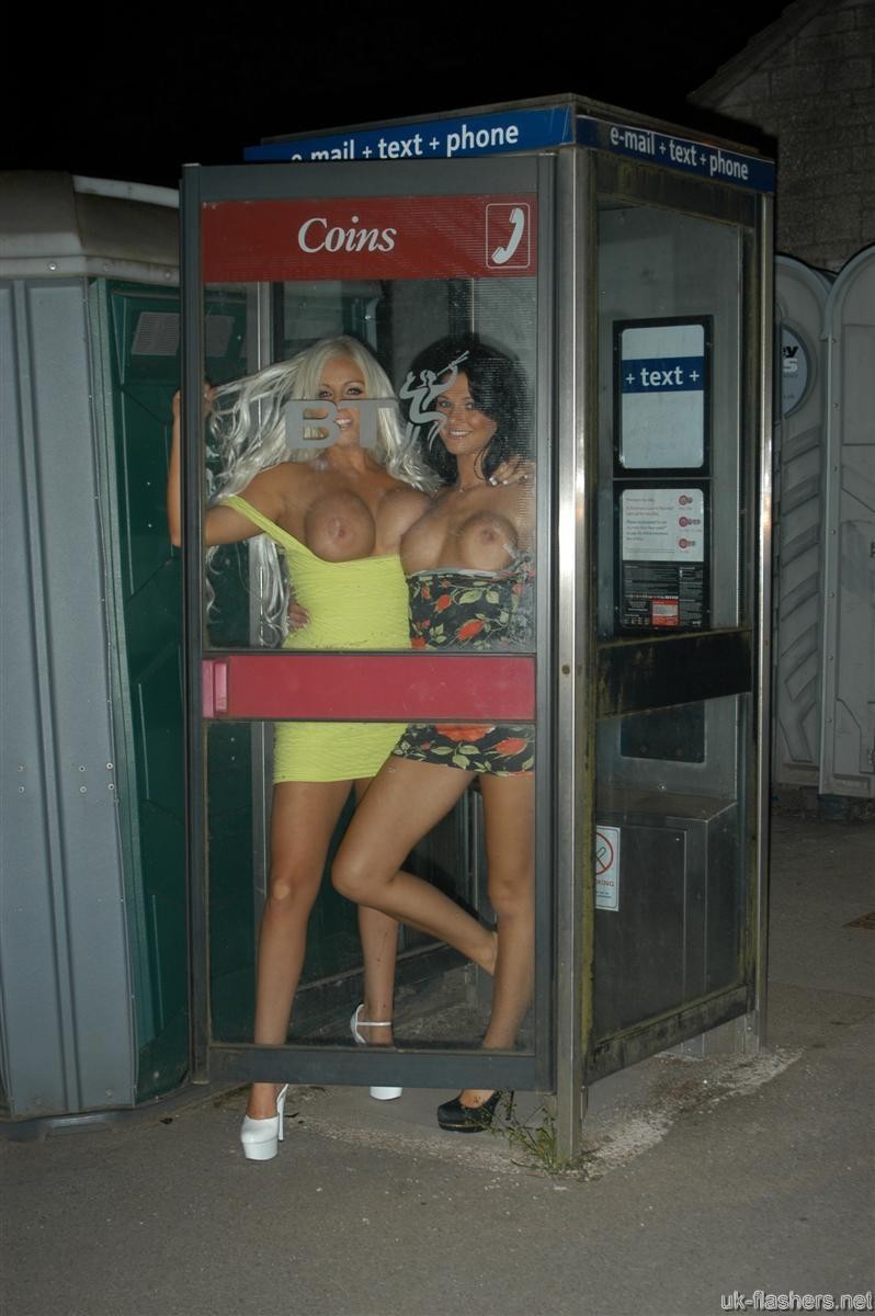 Uk lampeggiante busty babes nudo all'aperto e inglese pornostar esponendo grandi tette in
 #71034823