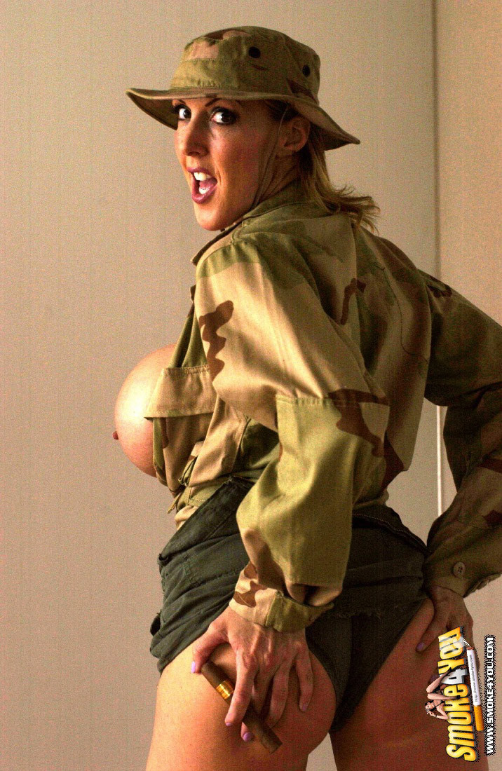 Une fille de l'armée aux gros seins aime jouer avec son cigare
 #76570130