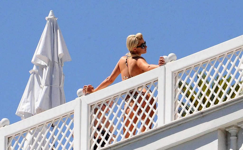 Paris Hilton montre son joli cul en string sur le balcon et en robe transparente.
 #75359815