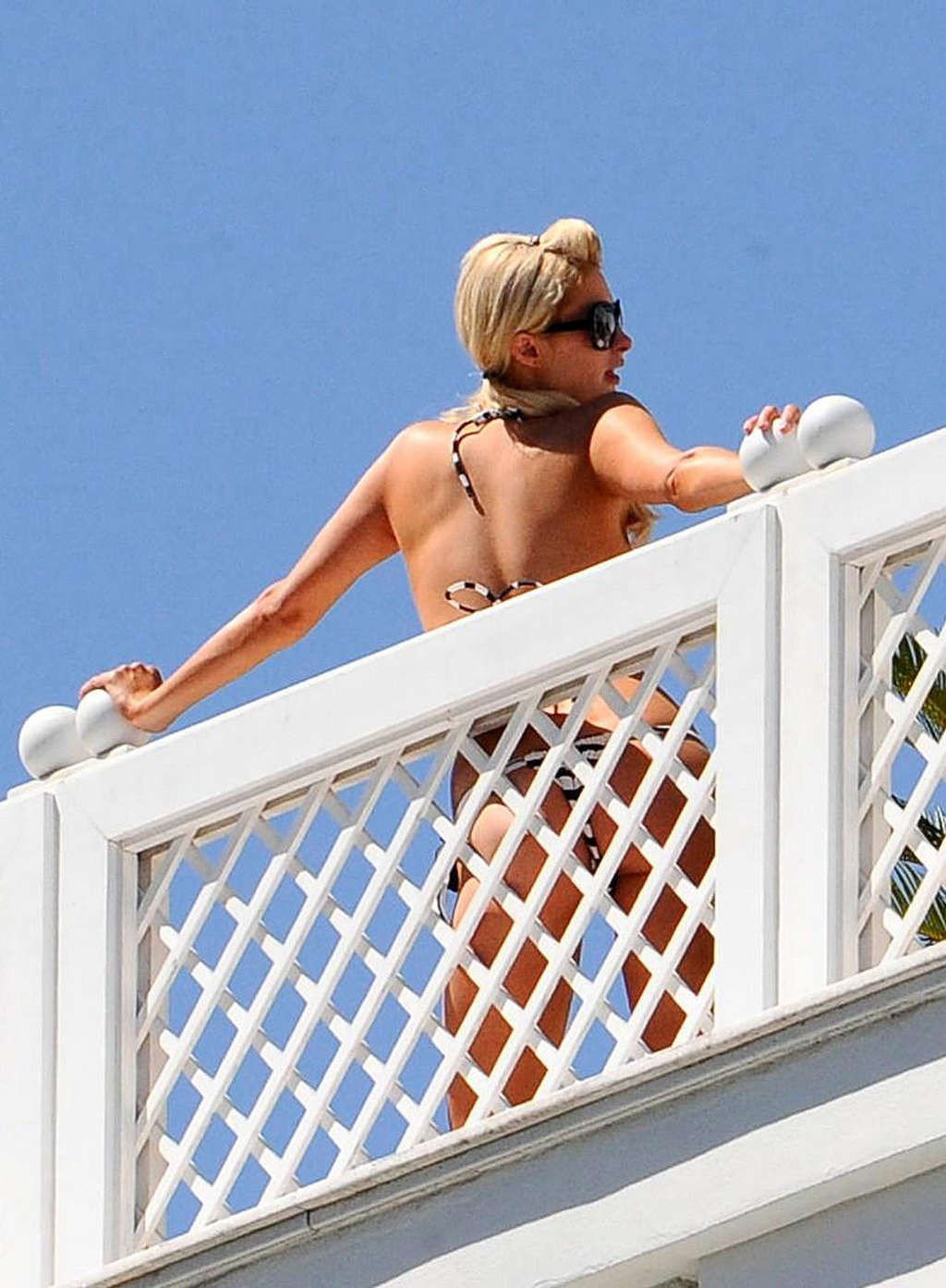 Paris Hilton che mostra il suo bel culo in perizoma sul balcone e in vedere attraverso il vestito
 #75359829